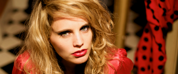 "Piece By Piece"| Δείτε το νέο video clip της Anna Calvi