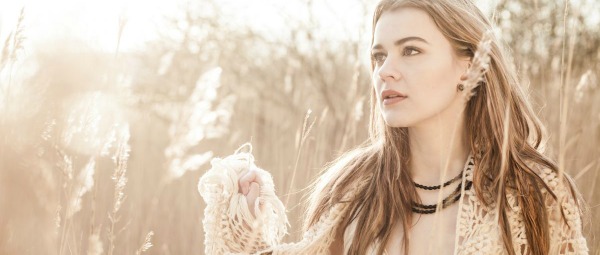 "Rainmaker" | Ακούστε το νέο τραγούδι της Emmelie de Forest