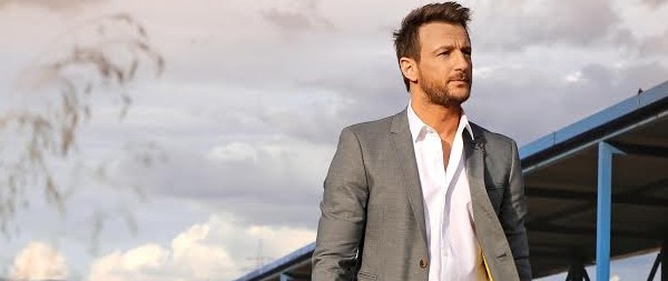 «Θέλω τα μάτια της να τα ξεχάσω» | Ακούστε την επανεκτέλεση του τραγουδιού από τον Κώστα Καραφώτη