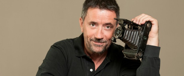 «Στην υγειά μας ρε παιδιά» | Ο Σπύρος Παπαδόπουλος φιλοξενεί την Ορχήστρα Νέων Δίου