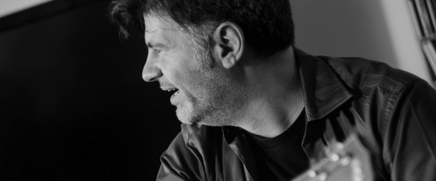 Ο Φοίβος Δεληβοριάς live στη Σαντορίνη 16/8