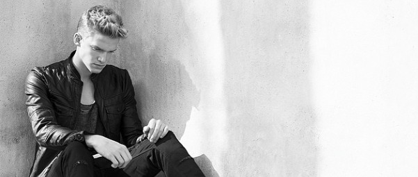 “Surfboard”| Ακούστε το νέο τραγούδι του Cody Simpson