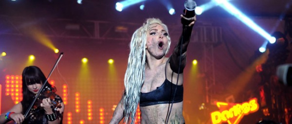 H Millie Brown έκανε εμετό στη Lady Gaga κατά τη διάρκεια του show της.