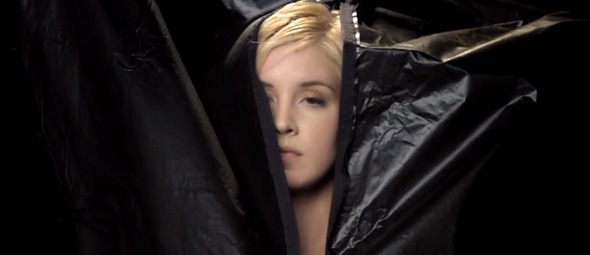 “Looking Back Now”| Δείτε το νέο video clip της Maggie Rose