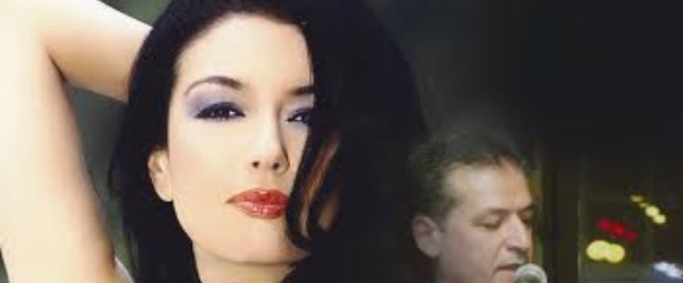 "Τραγούδια με αρώματα" από την Ελένη Φιλίνη στο Γυάλινο Up Stage 3,10,17,24,31/5