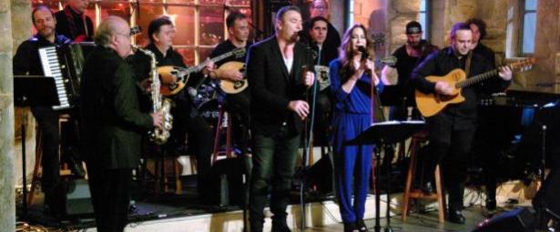 «Στην υγειά μας ρε παιδιά» με ένα μοναδικό αφιέρωμα στο Δημήτρη Μητροπάνο | Δείτε τα βίντεο