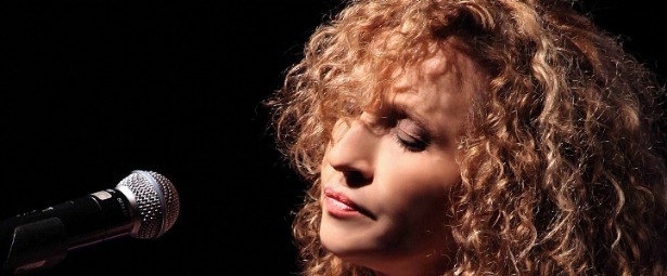 "Θέλω τα μάτια σου να τα ξεχάσω" | Η Γλυκερία τραγουδάει Πυξ Λαξ στο νέο της άλμπουμ