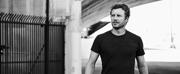 “Drunk On A Plane”| Δείτε το νέο video clip του Dierks Bentley