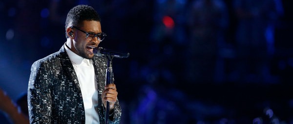 Ο Usher τραγουδάει στη σκηνή του The Voice US