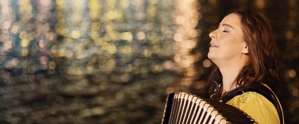 "Κάτι Ελλάδες" | Η Δάφνη Λέμπερου μας παρουσιάζει το νέο της τραγούδι