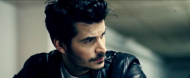 "M'ένα σου φιλί" | Ακούστε το ολοκαίνουργιο τραγούδι του Γιώργου Λαζαράκη!