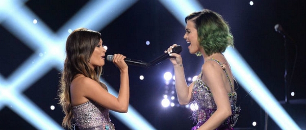 Katy Perry και Kacey Musgraves τραγουδούν το “Roar”