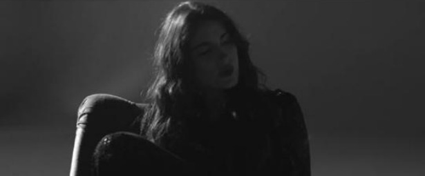 Παυλίνα Βουλγαράκη| Γνωρίστε την ταλαντούχα καλλιτέχνιδα και το πρώτο της single "Εδώ"