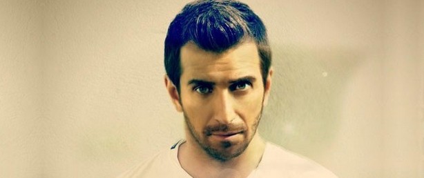 Θάνος Πετρέλης: "Πιστεύω ότι ένας καλλιτέχνης πρέπει να γίνεται "ένα" με το κοινό και όχι μόνο να το διασκεδάζει"