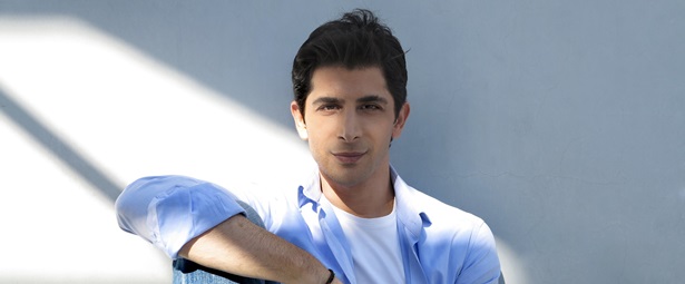 Πάμε Θέατρο | Χρήστος Σπανός: «Το θέατρο είναι για μένα ένας δρόμος που με ταξιδεύει και με κάνει καλύτερο άνθρωπο» 