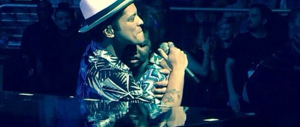 O Bruno Mars τραγουδάει για μία ξεχωριστή θαυμάστρια στη συναυλία του!