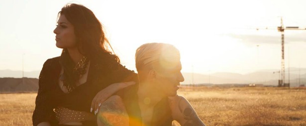 Γνωρίστε τη Dimley μέσα από το πρώτο της τραγούδι "Απόψε μου λείπεις"!