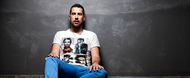 "Στη τρέλα με πηγαίνεις" | Ο Μιχάλης Εμιρλής στο νέο του τραγούδι, ακούστε το!