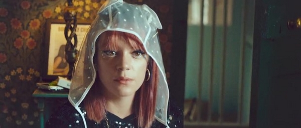 "As Long As I Got You" | Δείτε το νέο video clip της Lily Allen