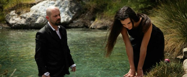 Μάνος Λυδάκης | Δείτε οπτικοποιημένη την διασκευή του τραγουδιού "Νύφη που φορούσε μαύρα"