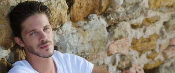 Ο Νίκος Οικονομόπουλος οπτικοποιεί το "Εξαιτίας σου"