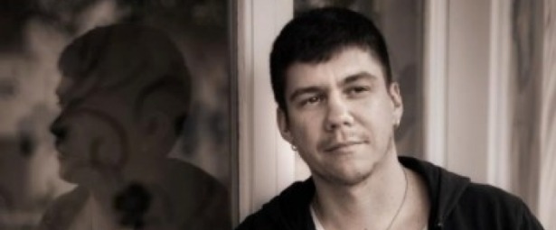 Παναγιώτης Γαβριλόπουλος | Mας αφοπλίζει με το νέο του εκρηκτικό ροκ κομμάτι με τίτλο ¨Καθώς πρέπει”