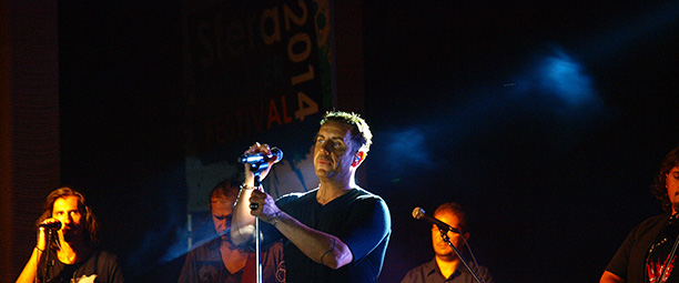 Γιώργος Μαζωνάκης: Πυροτεχνήματα, τραγούδια και χιλιάδες κόσμος στο party του Sfera 102,2!