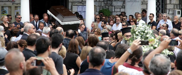 Πλήθος καλλιτεχνών στο τελευταίο "αντίο" για τον μεγάλο συνθέτη Αντώνη Βαρδή| Έντονη συγκίνηση στην κηδεία του