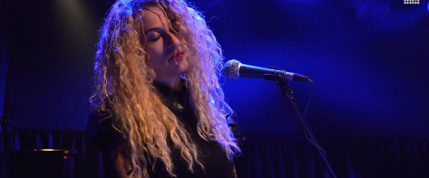 Αντιγόνη Κατσούρη| Ακούστε το νέο της τραγούδι "Πόσες ευχές"