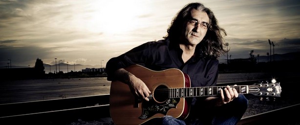 "Τα λίγα είναι πολλά" | Ακούστε το νέο single του Βασίλη Καζούλλη