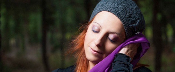 Η Λυδία Σέρβου, γνωστή ως το «μωβ κορίτσι» έρχεται στον Ρυθμό Stage 11/11