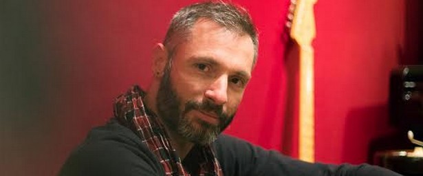 Ο Σωτήρης Καστάνης γεμίζει με νότες και χρώμα πορτοκαλί τον Σταυρό του Νότου 5/11