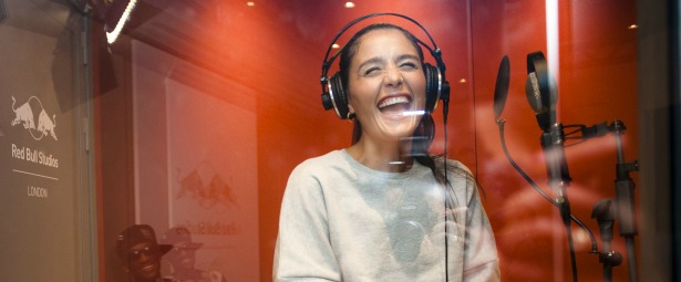 Τα Red Bull Studios παρουσιάζουν: JESSIE WARE: REMIXED| Ένα τραγούδι. Πέντε πόλεις. Πέντε παραγωγοί. Πέντε remixes.