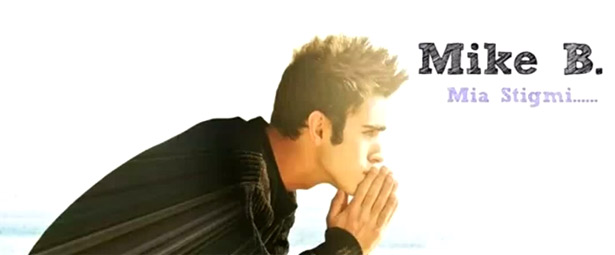“Mια στιγμή”| Ακούστε το ντεμπούτο τραγούδι του Mike B.
