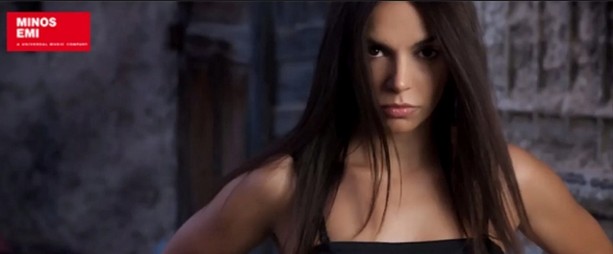 "Μια ζωή στα κόκκινα" | Δείτε την οπτικοποίηση του νέου single της Χριστίνας Γεράνη