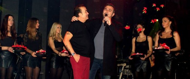 Τα χρόνια πολλά on stage και η αφιέρωση του Αντώνη Ρέμου στο Σταμάτη Γονίδη!