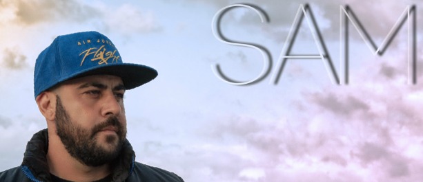 "Ένα συγνώμη"| Ο SAM μας παρουσιάζει το πρώτο solo single του