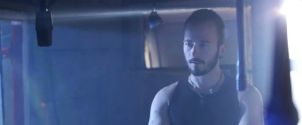 "Ακόμα Εδώ"| Ο Stereo Mike μας παρουσιάζει το νέο του video clip 