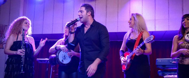 Θάνος Τζάνης| Κάνει "restart" με γυναικεία ορχήστρα στο πλευρό του (Φωτογραφίες)