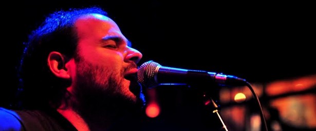 Ο τραγουδοποιός Βασίλης Φλώρος σε μια μοναδική μουσική περιπλάνηση σε σκηνές και χώρους πολιτισμού ανά τη Ελλάδα στο Ρυθμό Stage! 10/12