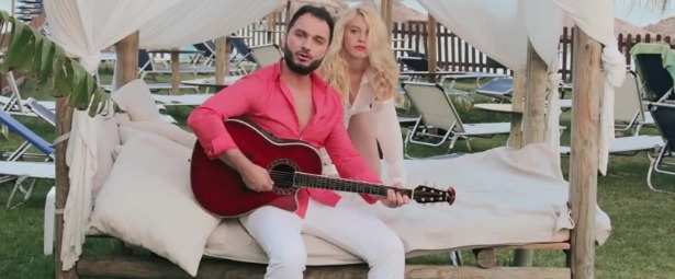 Ο Γιάννης Δόξας στο νέο του video clip για το τραγούδι "Σήκωσε Λίγο το Τηλέφωνο σου"