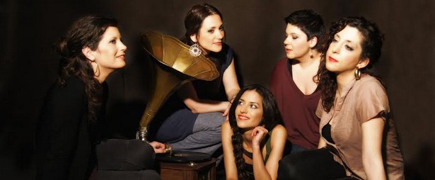 H ορχήστρα ελληνικής παραδοσιακής μουσικής «Smyrna» σε ένα εορταστικό πρόγραμμα με παραδοσιακά τραγούδια, σκοπούς και κάλαντα στο Ρυθμός Stage! 23/12