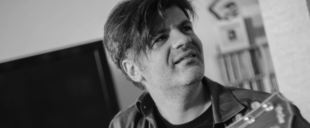 Ο Φοίβος Δεληβοριάς τραγουδά στην εκδήλωση αλληλεγγύης του Σώματος Εθελοντών Δήμου Ηρακλείου Αττικής 30/1