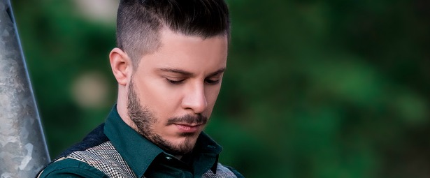 Ο Γιάννης Προύντζος στο καινούριο τραγούδι του "Πες αυτό που κρύβεις"!