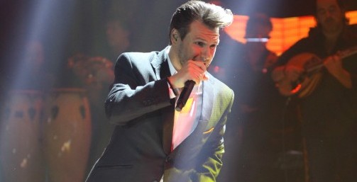 Δείτε τον Πάνο Κιάμο να κόβει την πρωτοχρονιάτικη πίτα του Club 22!