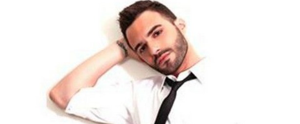 Ο Δημήτρης Καραδήμος ερμηνεύει live και... ξεσηκώνει!