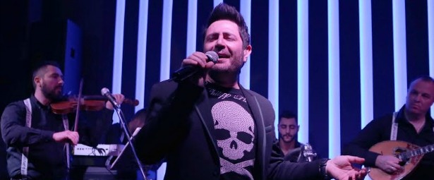 Λαμπερή πρεμιέρα για τον Γιάννη Τάσσιο με επώνυμες παρουσίες!‏