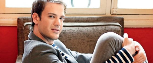 Ο ηθοποιός Μίνως Θεοχάρης παρουσίασε το νέο του τραγούδι στο "Mega με Μία"