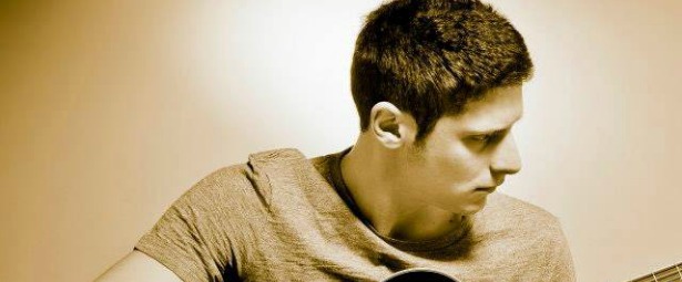 «Ψάξε στο στίχο»| Ο Αντώνης Βαρθαλίτης μας παρουσιάζει το πρώτο του τραγούδι