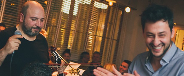 Πάνος Καλίδης | Το γλέντησε στο Νίκο Ζωιδάκη, ερμηνεύοντας μέχρι και μαντινάδες!